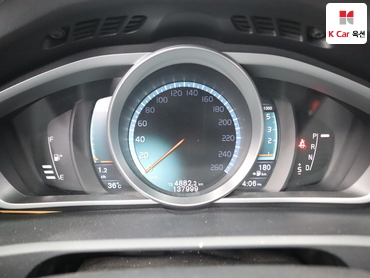 2016 - volvo v40