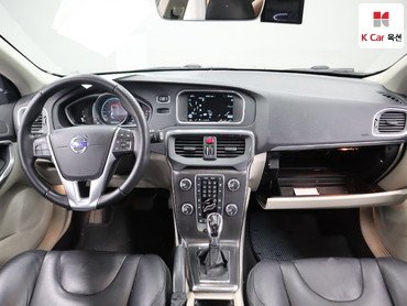 2016 - volvo v40