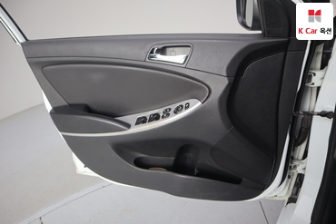 2012 - hyundai accent
