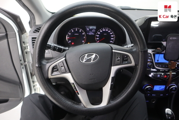 2012 - hyundai accent