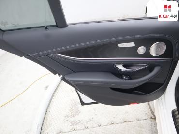 Mercedes-Benz E220D 2023 — صورة 23