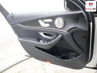 Mercedes-Benz E220D 2023 — صورة 14