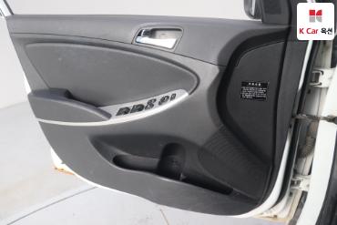 2011 - hyundai accent